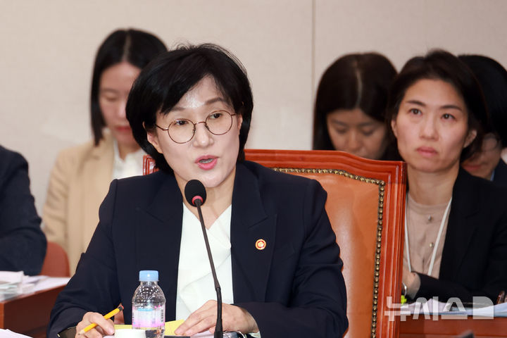 [서울=뉴시스] 고승민 기자 = 원민경 성평등가족부 장관이 4일 서울 여의도 국회에서 열린 성평등가족위원회의 성평등가족부 등 국정감사에서 의원 질의에 답하고 있다. 2025.11.04. kkssmm99@newsis.com