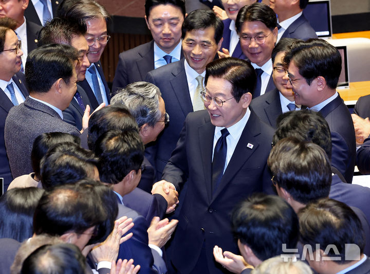 [서울=뉴시스] 고범준 기자 = 이재명 대통령이 4일 서울 여의도 국회에서 2026년도 정부 예산안에 대한 시정연설을 마치고 더불어민주당 의원들과 인사하고 있다. 2025.11.04. bjko@newsis.com