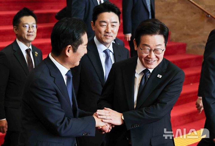 [서울=뉴시스] 국회사진기자단 = 이재명 대통령이 4일 서울 여의도 국회에서 열린 2026년도 예산안 및 기금운용계획안에 대한 정부의 시정연설을 마치고 국회를 나서며 정청래 더불어민주당 대표와 악수하고 있다. 2025.11.04. photo@newsis.com