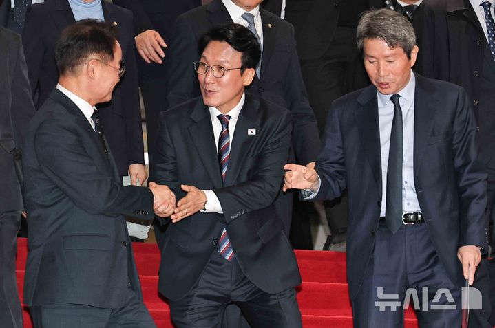 [서울=뉴시스] 국회사진기자단 = 김민석 국무총리가 4일 서울 여의도 국회에서 열린 2026년도 예산안 및 기금운용계획안에 대한 이재명 대통령의 시정연설이 끝난 뒤 국회를 나서고 있다. 2025.11.04. photo@newsis.com