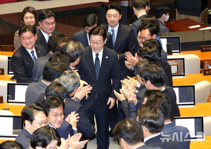 [서울=뉴시스] 국회사진기자단 = 이재명 대통령이 4일 서울 여의도 국회 본회의에서 내년도 정부 예산안에 대한 시정연설을 마치고 의원들의 박수를 받으며 회의장을 나서고 있다. 2025.11.04. photo@newsis.com
