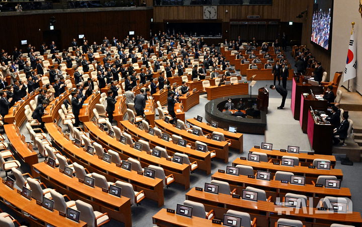 [서울=뉴시스] 국회사진기자단 = 이재명 대통령이 4일 서울 여의도 국회 본회의장에서 2026년도 정부 예산안에 대한 시정연설을 마친 뒤 의원들로부터 박수받고 있다. 2025.11.04. photo@newsis.com
