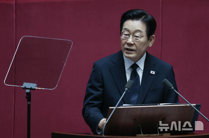 [서울=뉴시스] 국회사진기자단 = 이재명 대통령이 4일 서울 여의도 국회에서 2026년도 예산안에 대한 시정연설을 하고 있다. 2025.11.04. photo@newsis.com