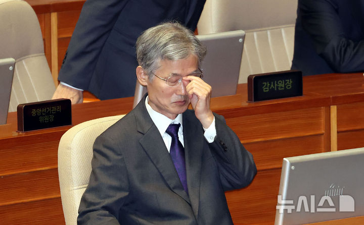 [서울=뉴시스] 국회사진기자단 = 조희대 대법원장이 지난 4일 서울 여의도 국회에서 이재명 대통령의 2026년도 예산안에 대한 시정연설을 듣고 있다. 2025.11.04. photo@newsis.com