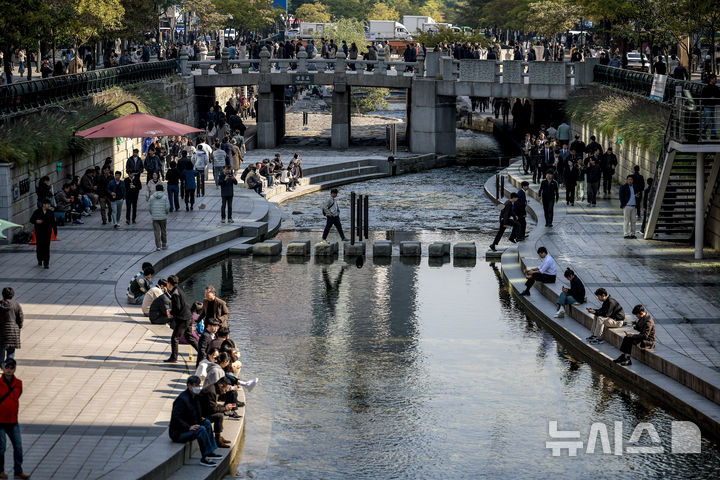 [서울=뉴시스] 정병혁 기자 = 지난달 4일 서울 중구 청계천에서 시민들이 휴식을 취하고 있는 모습. 2025.11.04. jhope@newsis.com