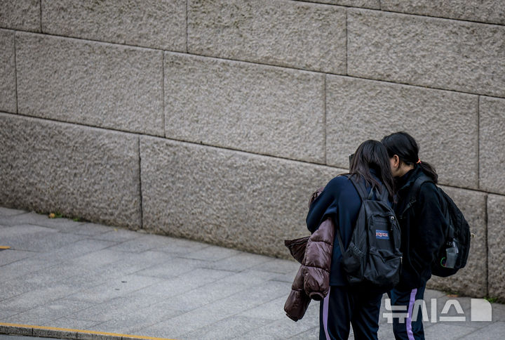 [서울=뉴시스] 정병혁 기자 = 완연한 가을 날씨를 보인 4일 서울 중구 청계천에서 겉옷을 든 시민들이 이동하고 있다. 2025.11.04. jhope@newsis.com