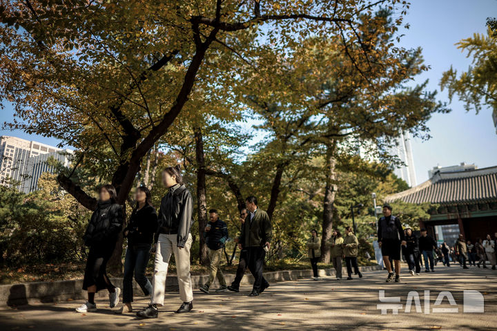 [서울=뉴시스] 정병혁 기자 = 완연한 가을 날씨를 보인 4일 서울 중구 덕수궁을 찾은 시민들이 산책을 하고 있다. 2025.11.04. jhope@newsis.com