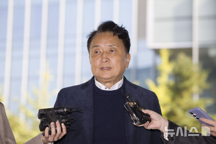[서울=뉴시스] 김근수 기자 = 국회 오송참사 국정조사에서 위증한 혐의를 받는 김영환 충북지사가 4일 오후 서울 영등포경찰서로 출석하고 있다. 2025.11.04. ks@newsis.com