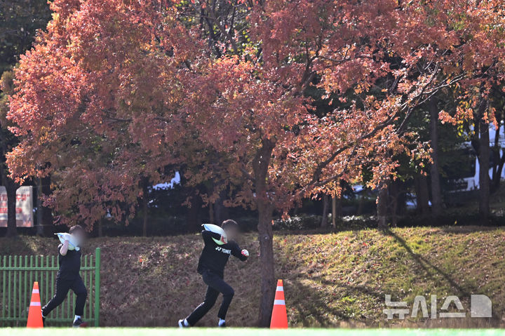 [광주=뉴시스] 이영주 기자 = 광주·전남에 화창한 가을 날씨가 이어지고 있는 4일 오후 광주 북구 문화근린공원에서 열린 북구 청소행정과 환경공무직 채용 체력검정, 응시자들이 모래주머니를 든 채 500m 달리기 시험을 치르고 있다. 2025.11.04. leeyj2578@newsis.com