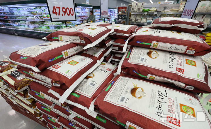 [서울=뉴시스] 최진석 기자 = 사진은 지난 4일 서울 한 마트에 진열된 쌀의 모습. 2025.11.04. myjs@newsis.com