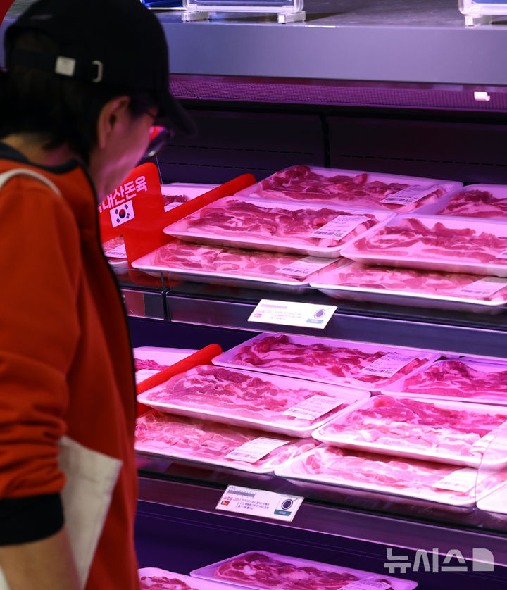 [서울=뉴시스] 최진석 기자 = 사진은 지난달 11월 4일 서울 한 마트 돼지고기 코너의 모습. 해당 사진은 기사와 직접 관련이 없습니다. 2025.11.04. myjs@newsis.com