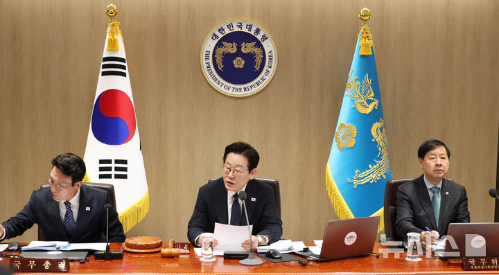 [서울=뉴시스] 고범준 기자 = 이재명 대통령이 4일 서울 용산 대통령실 청사에서 열린 국무회의에서 발언하고 있다. (대통령실통신사진기자단) 2025.11.04. bjko@newsis.com