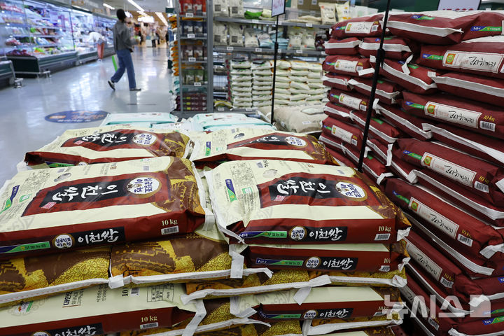 [서울=뉴시스] 최진석 기자 = 서울 한 마트에 진열된 쌀의 모습. 2025.11.04. myjs@newsis.com