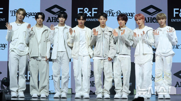 [서울=뉴시스] 김혜진 기자 = 그룹 아홉(왼쪽부터 장슈아이보, 박한, 서정우, 제이엘, 스티븐, 차웅기, 박주원, 다이스케)이 4일 오후 서울 광진구 예스24라이브홀에서 열린 두 번째 미니앨범 '더 패시지' 발매 기념 쇼케이스에서 포즈를 취하고 있다. 2025.11.04. jini@newsis.com