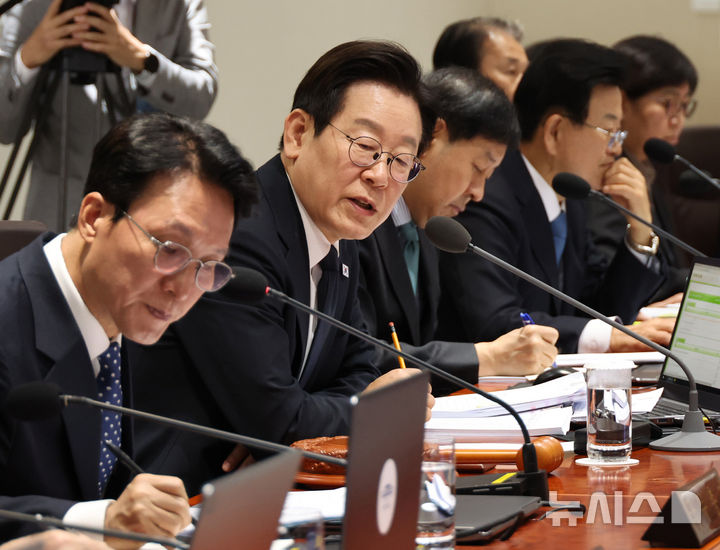 [서울=뉴시스] 고범준 기자 = 이재명 대통령이 4일 서울 용산 대통령실 청사에서 열린 국무회의에서 발언하고 있다. (대통령실통신사진기자단) 2025.11.04. bjko@newsis.com