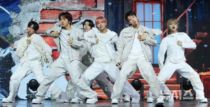 [서울=뉴시스] 김혜진 기자 = 그룹 아홉이 4일 오후 서울 광진구 예스24라이브홀에서 열린 두 번째 미니앨범 '더 패시지' 발매 기념 쇼케이스에서 무대를 선보이고 있다. 2025.11.04. jini@newsis.com