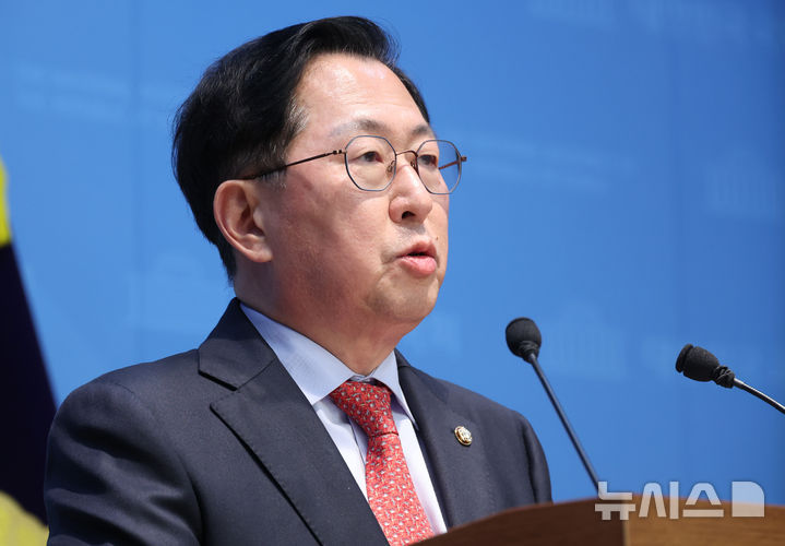 [서울=뉴시스] 조성봉 기자 = 유용원 국민의힘 의원이 4일 오후 서울 여의도 국회 소통관에서 열린 핵추진 잠수함 사업 관련 기자회견에서 발언을 하고 있다. 2025.11.04. suncho21@newsis.com