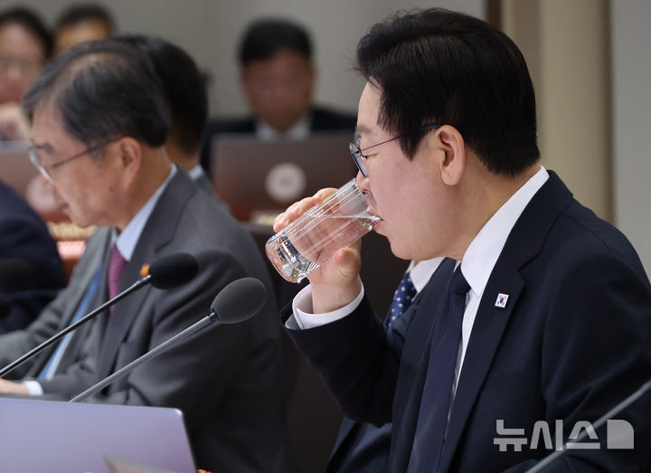 [서울=뉴시스] 고범준 기자 = 이재명 대통령이 4일 서울 용산 대통령실 청사에서 열린 국무회의에서 물을 마시고 있다. (대통령실통신사진기자단) 2025.11.04. bjko@newsis.com