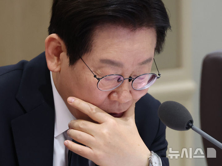 [서울=뉴시스] 고범준 기자 = 이재명 대통령이 지난 4일 서울 용산 대통령실 청사에서 열린 국무회의에서 자료를 살펴보고 있다. (대통령실통신사진기자단) 2025.11.04. bjko@newsis.com