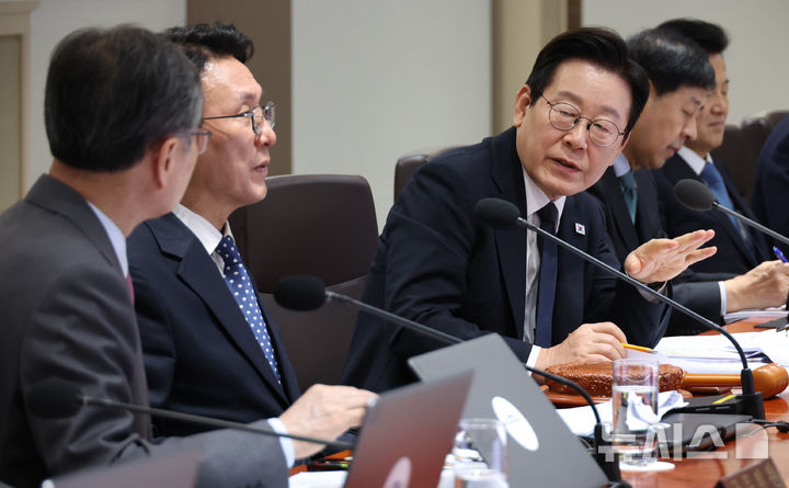 [서울=뉴시스] 고범준 기자 = 이재명 대통령이 4일 서울 용산 대통령실 청사에서 열린 국무회의에서 발언하고 있다. (대통령실통신사진기자단) 2025.11.04. bjko@newsis.com