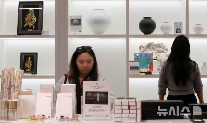 [서울=뉴시스] 김혜진 기자 = 올해 한국 박물관 문화상품 '뮷즈'(MU:DS) 매출액이 사상 처음 300억 원을 돌파한 가운데 3일 오후 서울 용산구 국립중앙박물관 공식 굿즈 매장 뮷즈샵에서 관람객들이 제품을 살펴보고 있다. 2025.11.04. jini@newsis.com