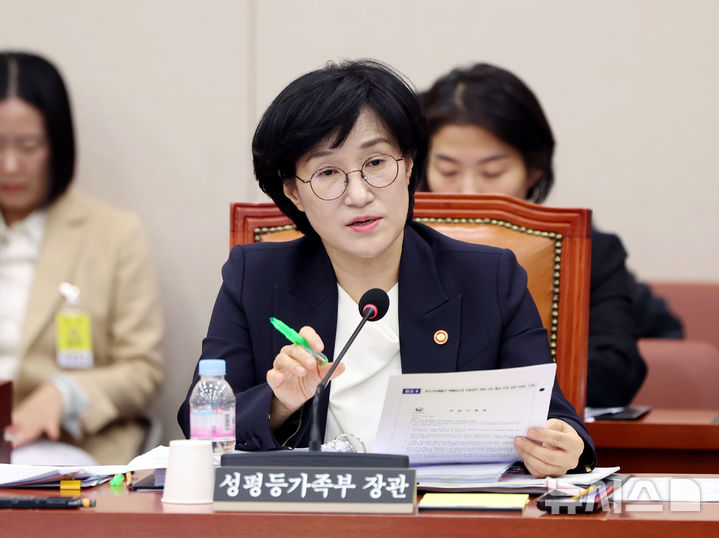[서울=뉴시스] 김명년 기자 = 원민경 성평등가족부 장관이 4일 오후 서울 여의도 국회 성평등가족위원회에서 열린 성평등가족부 등에 대한 국정감사에서 질의에 답하고 있다. 2025.11.04. kmn@newsis.com