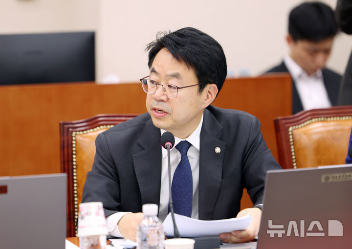 [서울=뉴시스] 김명년 기자 = 박홍배 더불어민주당 의원이 4일 오후 서울 여의도 국회 성평등가족위원회에서 열린 성평등가족부 등에 대한 국정감사에서 질의하고 있다. 2025.11.04. kmn@newsis.com