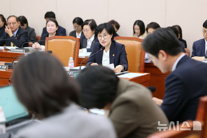 [서울=뉴시스] 김명년 기자 = 원민경 성평등가족부 장관이 4일 오후 서울 여의도 국회 성평등가족위원회에서 열린 성평등가족부 등에 대한 국정감사에서 질의에 답하고 있다. 2025.11.04. kmn@newsis.com