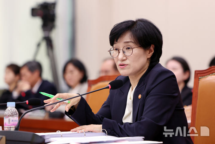 [서울=뉴시스] 김명년 기자 = 원민경 성평등가족부 장관이 4일 오후 서울 여의도 국회 성평등가족위원회에서 열린 성평등가족부 등에 대한 국정감사에서 질의에 답하고 있다. 2025.11.04. kmn@newsis.com