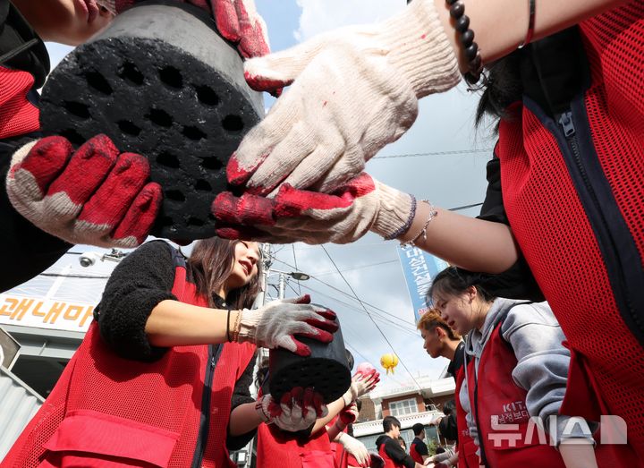  [부산=뉴시스] 하경민 기자 = 경남정보대학교 교직원과 학생, 외국인 유학생 등으로 구성된 봉사단 100여 명이 4일 오후 부산 사상구의 한 마을에서 봉사를 하는 모습 2025.11.04. yulnetphoto@newsis.com **위 사진은 기사 내용과 직접적인 관련이 없음