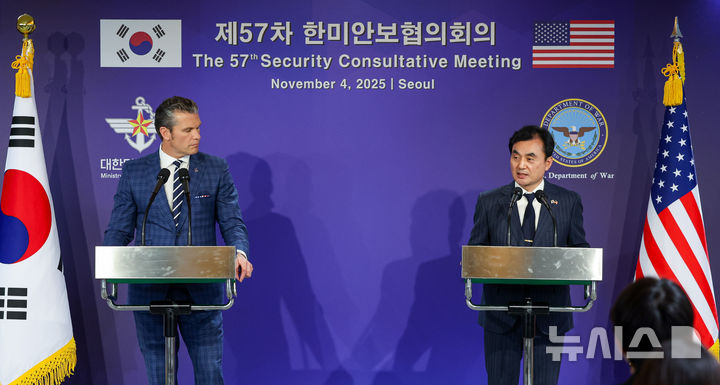 [서울=뉴시스] 사진공동취재단 = 안규백 국방부 장관과 피트 헤그세스 미국 국방부 장관이 4일 오후 서울 용산구 국방부 청사에서 제57차 한미안보협의회의(SCM) 이후 열린 공동기자회견에서 취재진의 질문에 답하고 있다. 2025.11.04. photo@newsis.com