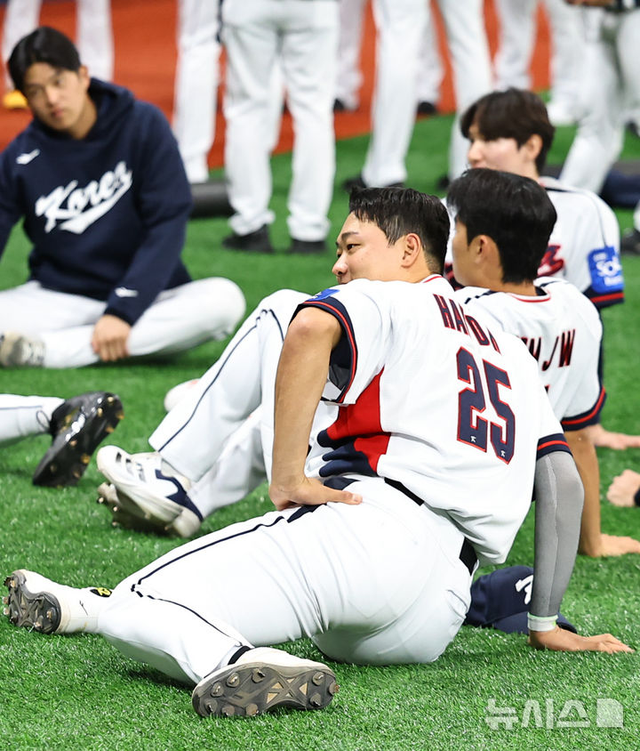 [서울=뉴시스] 최진석 기자 = 야구 국가대표팀 이재원이 4일 서울 고척스카이돔에서 열린 훈련에서 몸을 풀고 있다. 2025.11.04. myjs@newsis.com