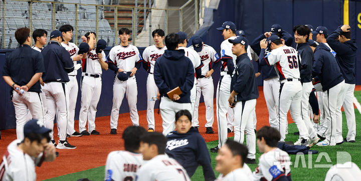 [서울=뉴시스] 최진석 기자 = 야구 국가대표팀 투수조 선수들이 4일 서울 고척스카이돔에서 훈련에 앞서 대화를 나누고 있다. 2025.11.04. myjs@newsis.com