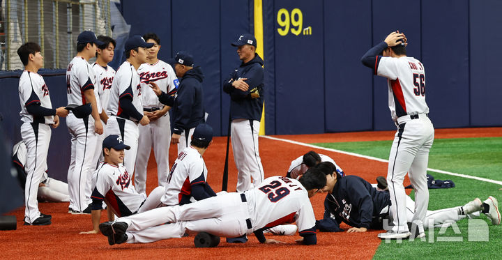 [서울=뉴시스] 최진석 기자 = 야구 국가대표팀 투수조 선수들이 4일 서울 고척스카이돔에서 열린 훈련에서 몸을 풀고 있다. 2025.11.04. myjs@newsis.com