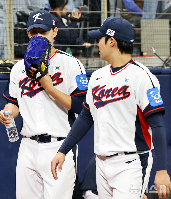 [서울=뉴시스] 최진석 기자 = 야구 국가대표팀 문동주와 원태인이 4일 서울 고척스카이돔에서 열린 훈련에서 이동하고 있다. 2025.11.04. myjs@newsis.com
