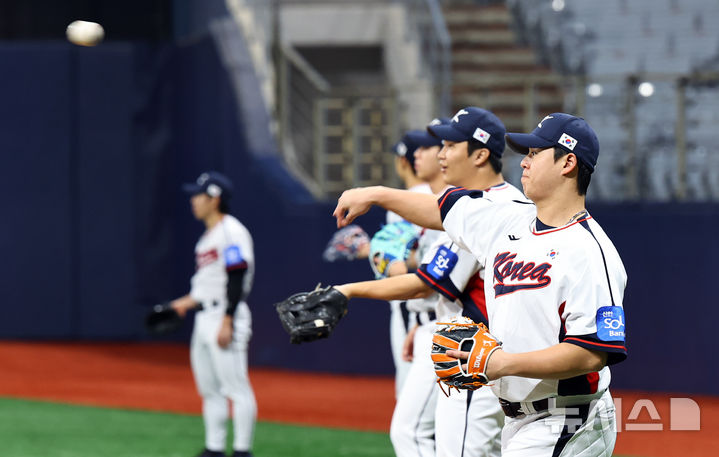 [서울=뉴시스] 최진석 기자 = 야구 국가대표팀 노시환이 4일 서울 고척스카이돔에서 훈련을 하고 있다. 2025.11.04. myjs@newsis.com