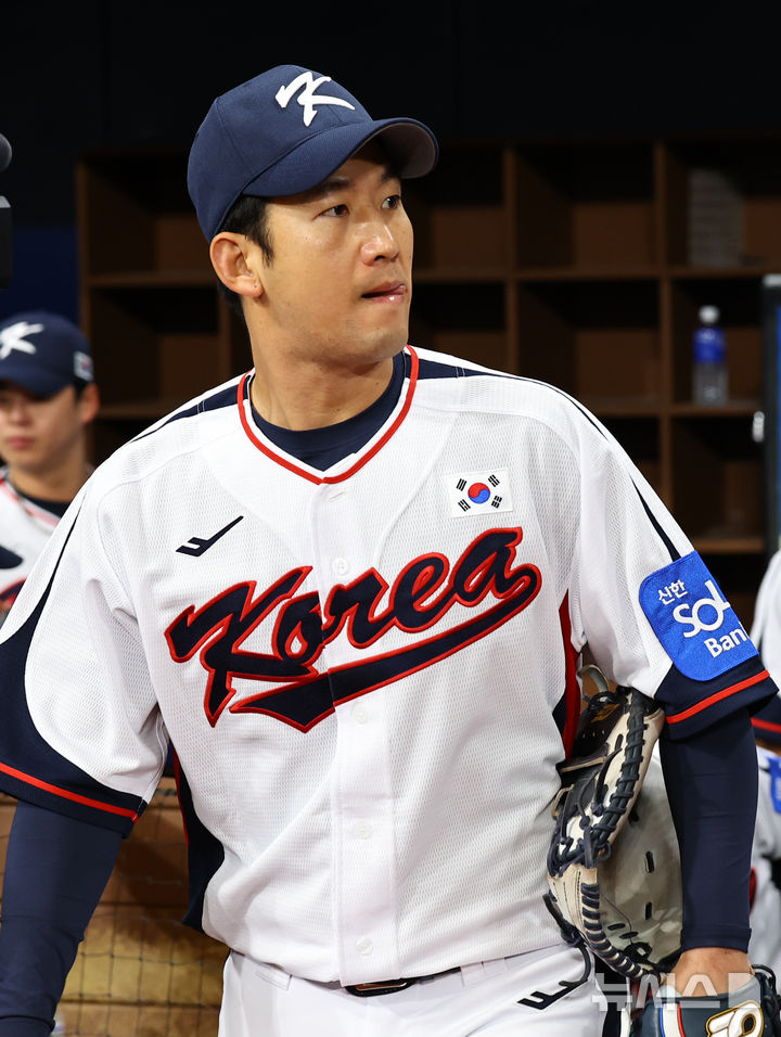 [서울=뉴시스] 최진석 기자 = 야구 국가대표팀 최재훈이 4일 서울 고척스카이돔에서 열린 훈련에 나서고 있다. 2025.11.04. myjs@newsis.com