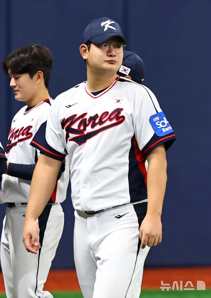 [서울=뉴시스] 최진석 기자 = 야구 국가대표팀 김서현이 4일 서울 고척스카이돔에서 열린 훈련에서 몸을 풀고 있다. 2025.11.04. myjs@newsis.com