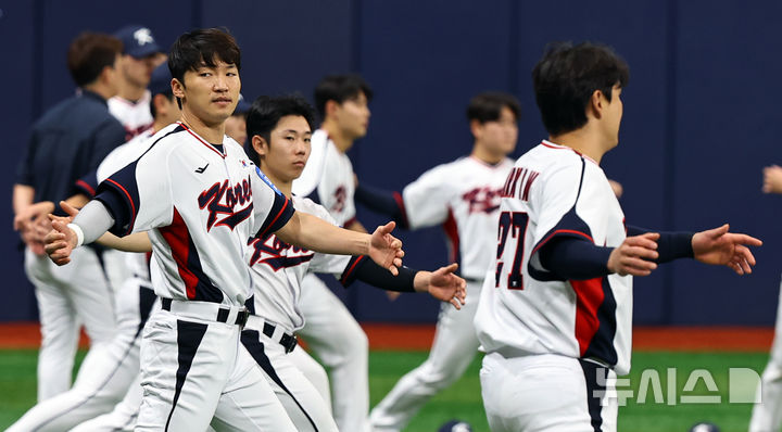 [서울=뉴시스] 최진석 기자 = 야구 국가대표팀 박해민이 4일 서울 고척스카이돔에서 열린 훈련에서 몸을 풀고 있다. 2025.11.04. myjs@newsis.com