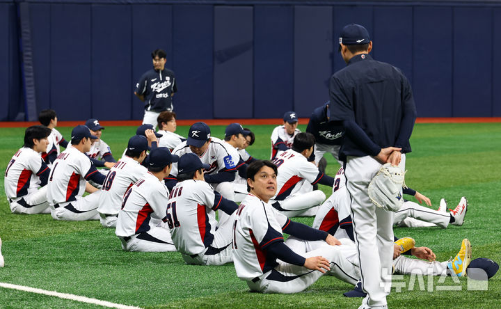[서울=뉴시스] 최진석 기자 = 야구 국가대표팀 박동원이 4일 서울 고척스카이돔에서 열린 훈련에서 몸을 풀고 있다. 2025.11.04. myjs@newsis.com