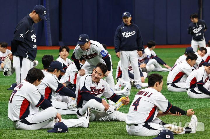 [서울=뉴시스] 최진석 기자 = 야구 국가대표팀 안현민이 4일 서울 고척스카이돔에서 열린 훈련에서 몸을 풀고 있다. 2025.11.04. myjs@newsis.com