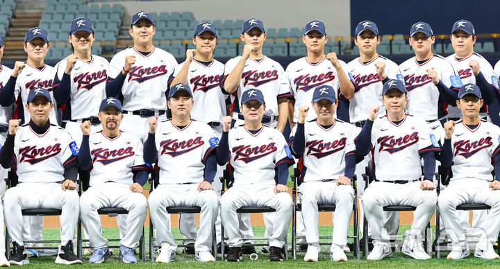 [서울=뉴시스] 최진석 기자 = 류지현 감독이 이끄는 야구 국가대표팀이 4일 서울 고척스카이돔에서 훈련에 앞서 단체사진촬영을 하고 있다. 2025.11.04. myjs@newsis.com
