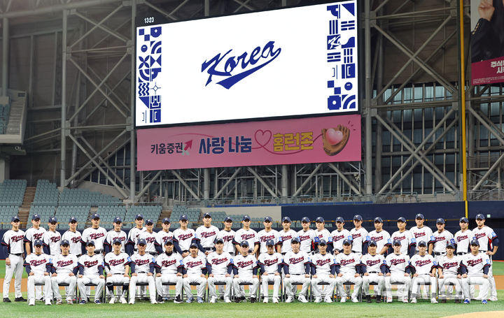 [서울=뉴시스] 최진석 기자 = 류지현 감독이 이끄는 야구 국가대표팀이 4일 서울 고척스카이돔에서 훈련에 앞서 단체사진촬영을 하고 있다. 2025.11.04. myjs@newsis.com