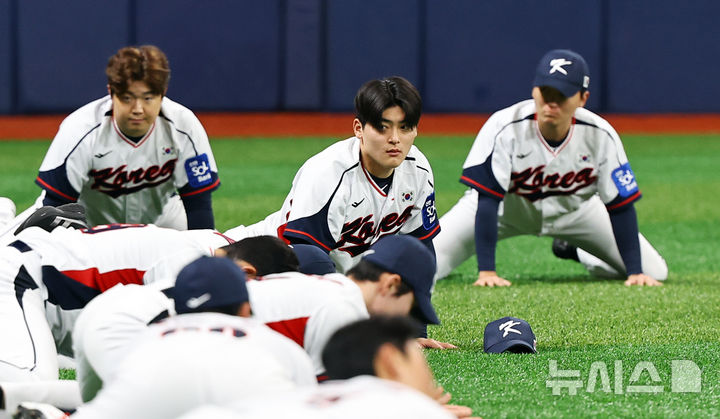 [서울=뉴시스] 최진석 기자 = 야구 국가대표팀 김택연이 4일 서울 고척스카이돔에서 열린 훈련에서 몸을 풀고 있다. 2025.11.04. myjs@newsis.com