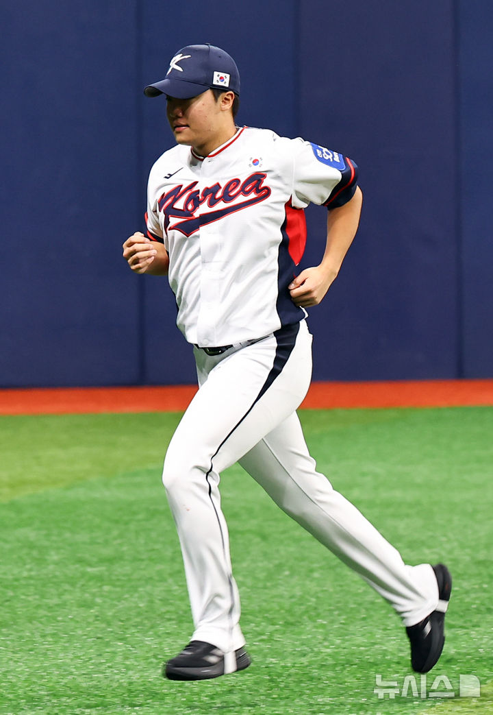 [서울=뉴시스] 최진석 기자 = 야구 국가대표팀 정우주가 4일 서울 고척스카이돔에서 열린 훈련에서 몸을 풀고 있다. 2025.11.04. myjs@newsis.com