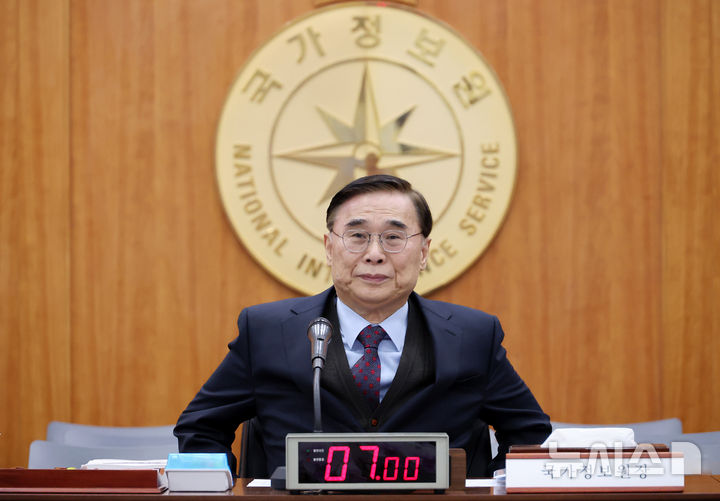 [서울=뉴시스] 국회사진기자단 = 이종석 국가정보원장이 4일 서울 서초구 국가정보원에서 열린 국회 정보위원회 국정감사에 출석해 있다. 2025.11.04. photo@newsis.com
