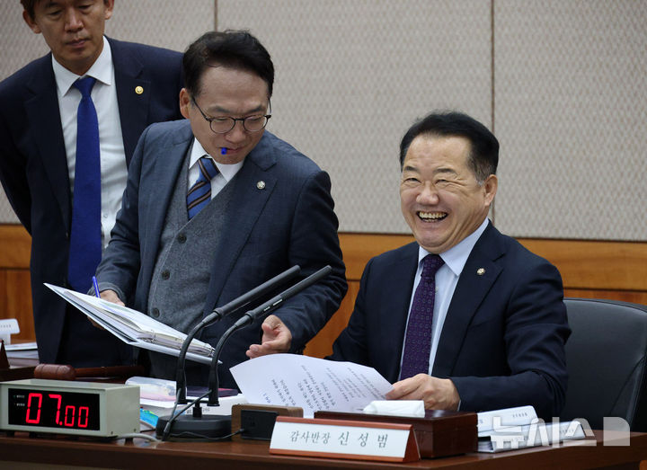 [서울=뉴시스] 국회사진기자단 = 신성범(오른쪽) 국회 정보위원회 위원장과 박선원 더불어민주당 간사가 4일 서초구 국가정보원에서 열린 국정감사에서 대화를 하고 있다. 2025.11.04. photo@newsis.com