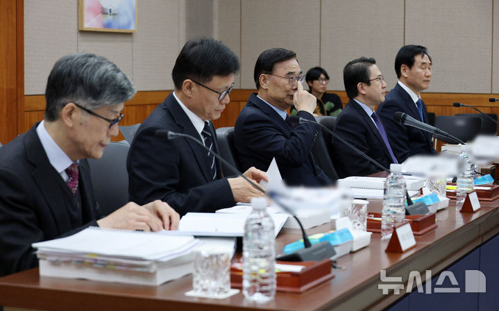 [서울=뉴시스] 국회사진기자단 = 이종석 국가정보원장이 4일 서울 서초구 국가정보원에서 열린 국회 정보위원회 국정감사에 출석해 있다. 2025.11.04. photo@newsis.com