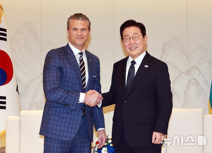 [서울=뉴시스] 고범준 기자 = 이재명 대통령이 4일 서울 용산 대통령실 청사에서 피트 헤그세스 미국 국방부 장관을 접견하고 있다. 2025.11.04. bjko@newsis.com