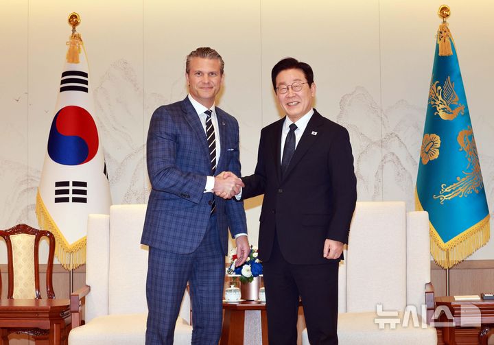 [서울=뉴시스] 고범준 기자 = 이재명 대통령이 4일 서울 용산 대통령실 청사에서 피트 헤그세스 미국 국방부 장관을 접견하고 있다. 2025.11.04. bjko@newsis.com